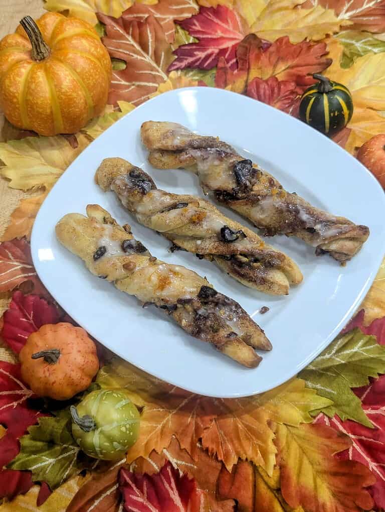 Iced pistachio sweet pizza twists